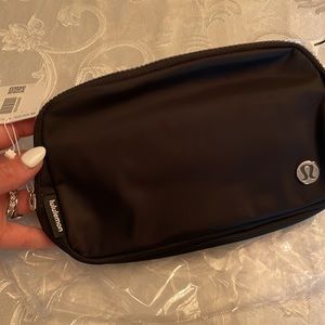 Lululemon everywhere belt bag black